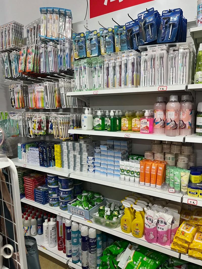 實(shí)體店鋪誠(chéng)信經(jīng)營(yíng)之道 日用品、飾品與學(xué)生用品的綜合百貨服務(wù)